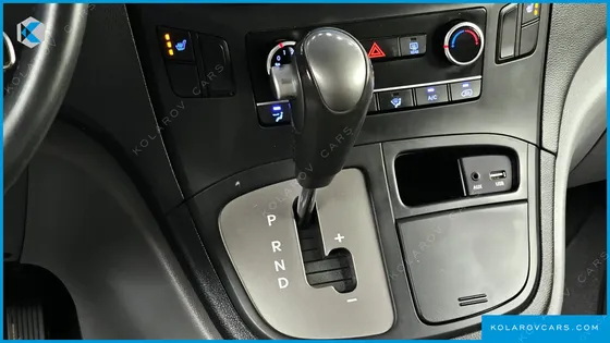 HYUNDAI STAREX VAN 5-SEATER