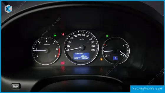 HYUNDAI STAREX VAN 5-SEATER
