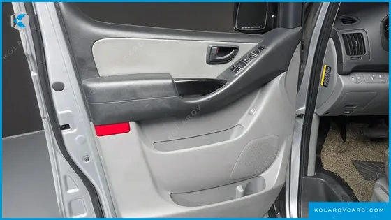 HYUNDAI STAREX VAN 5-SEATER