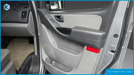 HYUNDAI STAREX VAN 5-SEATER
