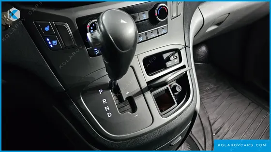 HYUNDAI STAREX VAN 3-SEATER