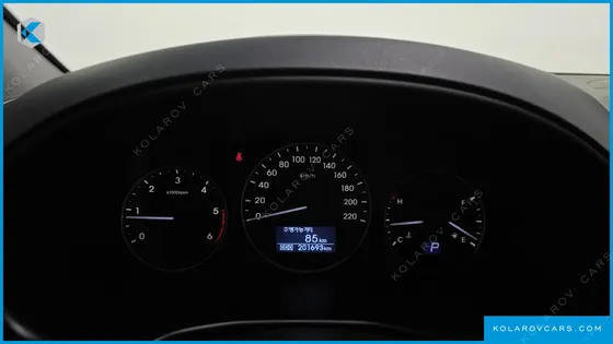 HYUNDAI STAREX VAN 5-SEATER