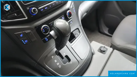 HYUNDAI STAREX VAN 5-SEATER