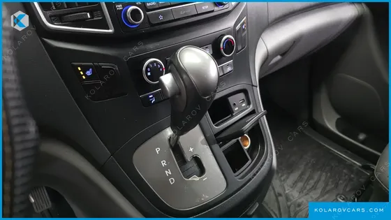 HYUNDAI STAREX VAN 5-SEATER