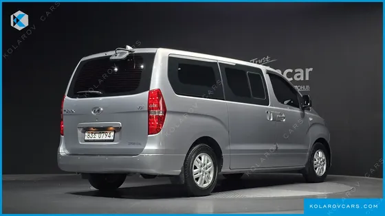 HYUNDAI STAREX VAN 5-SEATER