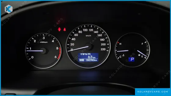HYUNDAI STAREX VAN 5-SEATER