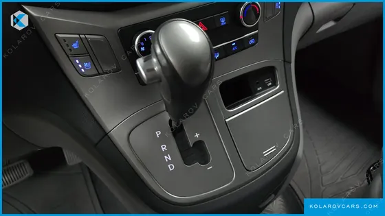HYUNDAI STAREX VAN 5-SEATER