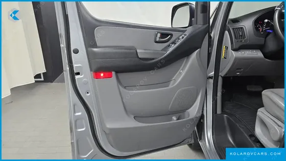 HYUNDAI STAREX VAN 5-SEATER