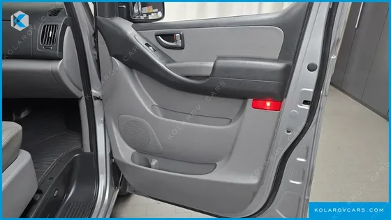 HYUNDAI STAREX VAN 5-SEATER