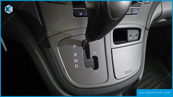 HYUNDAI STAREX VAN 3-SEATER