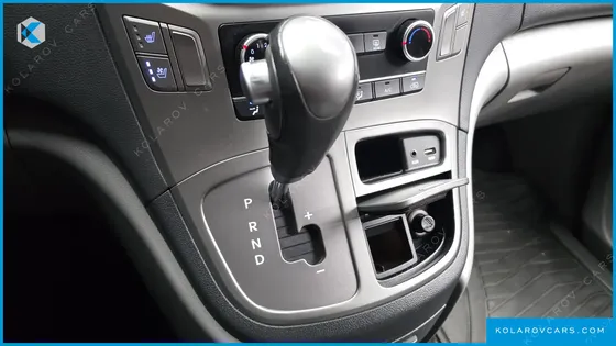 HYUNDAI STAREX VAN 5-SEATER