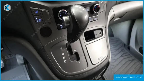 HYUNDAI STAREX VAN 3-SEATER