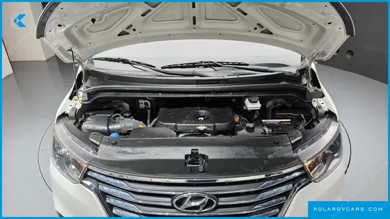 HYUNDAI STAREX VAN 5-SEATER