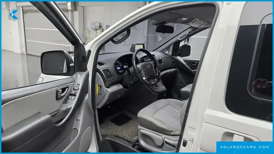 HYUNDAI STAREX VAN 5-SEATER