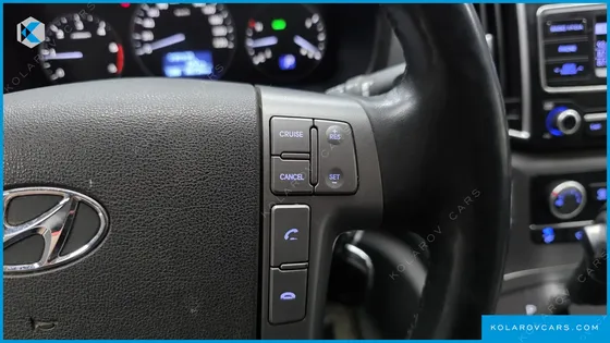 HYUNDAI STAREX VAN 5-SEATER