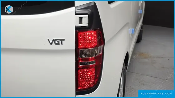HYUNDAI STAREX VAN 5-SEATER