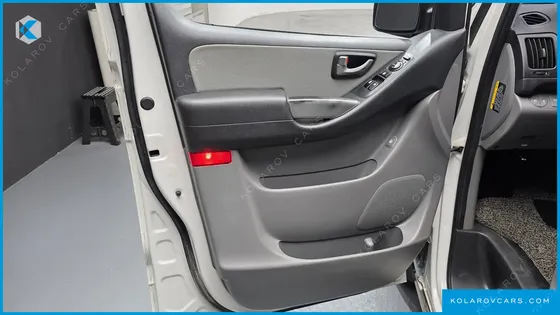 HYUNDAI STAREX VAN 5-SEATER