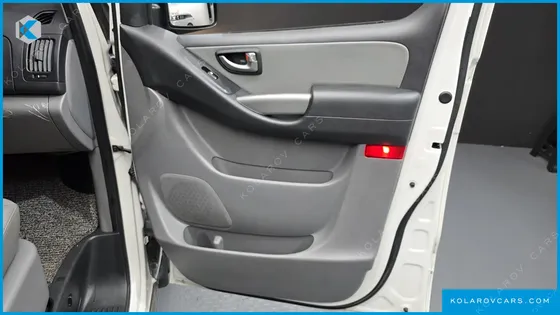 HYUNDAI STAREX VAN 5-SEATER