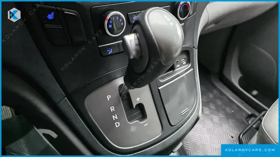 HYUNDAI STAREX VAN 5-SEATER