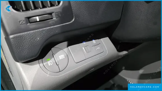 HYUNDAI STAREX VAN 5-SEATER