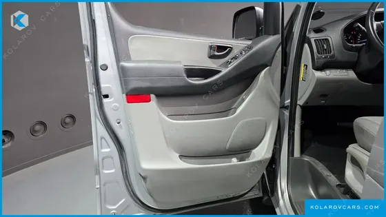HYUNDAI STAREX VAN 5-SEATER
