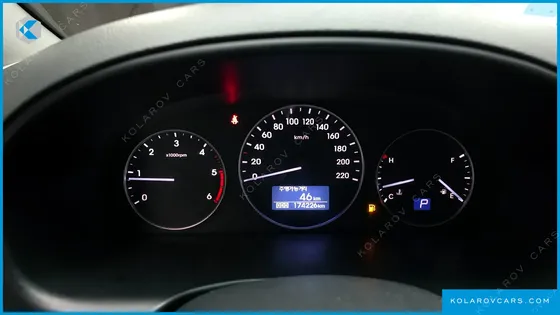 HYUNDAI STAREX VAN 5-SEATER