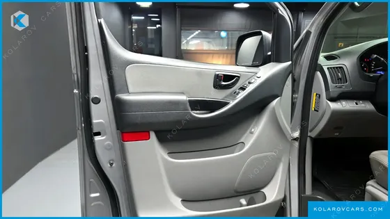 HYUNDAI STAREX VAN 5-SEATER