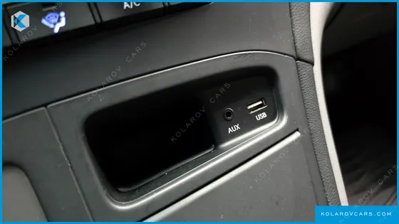 HYUNDAI STAREX VAN 5-SEATER