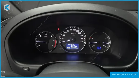 HYUNDAI STAREX VAN 5-SEATER