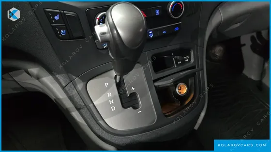 HYUNDAI STAREX VAN 5-SEATER