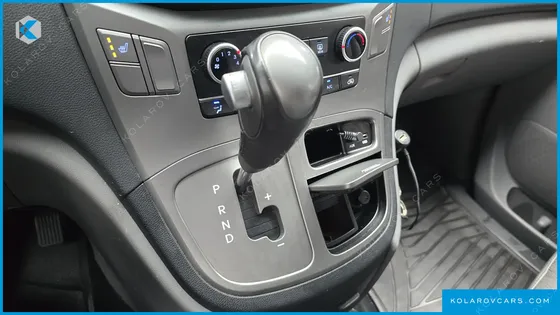 HYUNDAI STAREX VAN 3-SEATER