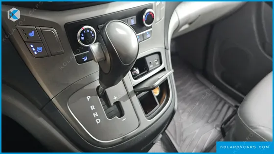 HYUNDAI STAREX VAN 5-SEATER