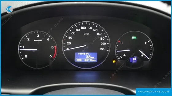 HYUNDAI STAREX VAN 5-SEATER