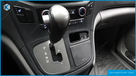 HYUNDAI STAREX VAN 5-SEATER