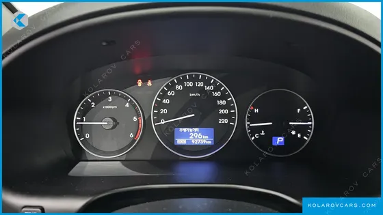 HYUNDAI STAREX VAN 5-SEATER
