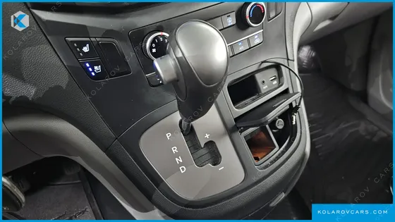 HYUNDAI STAREX VAN 5-SEATER
