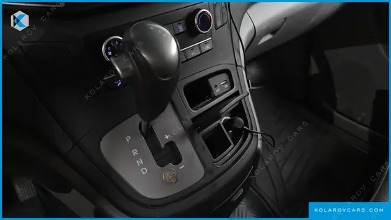 HYUNDAI STAREX VAN 3-SEATER