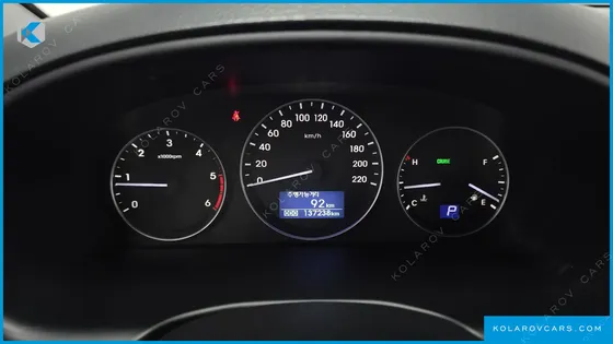 HYUNDAI STAREX VAN 5-SEATER
