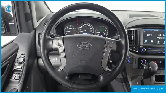 HYUNDAI STAREX VAN 5-SEATER