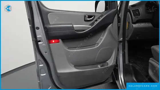 HYUNDAI STAREX VAN 5-SEATER