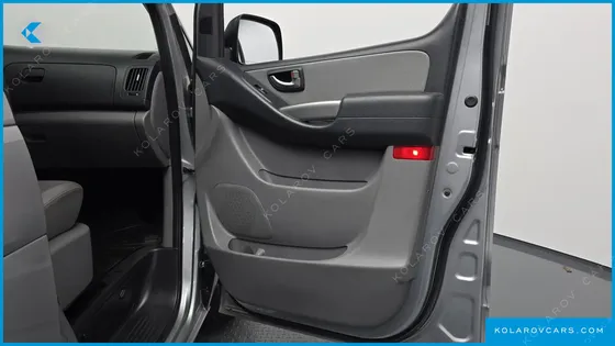 HYUNDAI STAREX VAN 5-SEATER