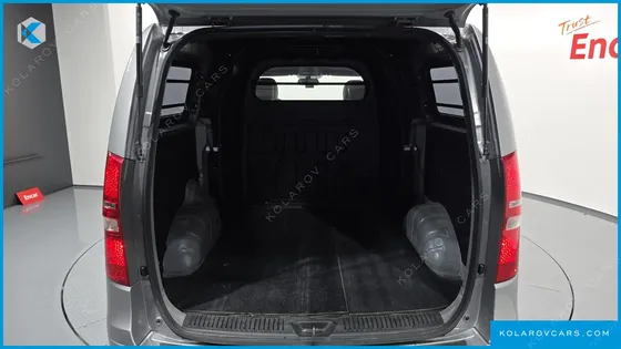 HYUNDAI STAREX VAN 5-SEATER