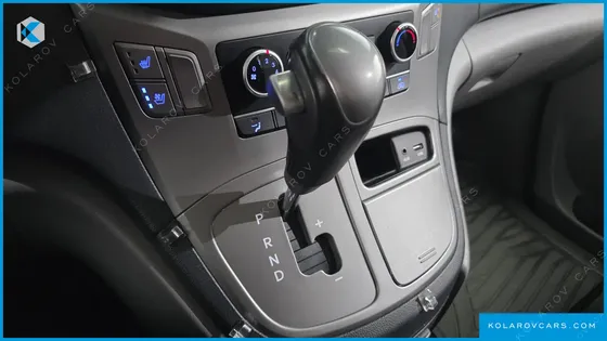 HYUNDAI STAREX VAN 5-SEATER