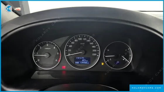 HYUNDAI STAREX VAN 5-SEATER