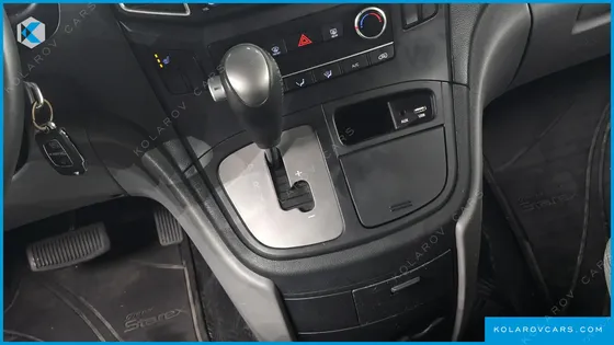 HYUNDAI STAREX VAN 5-SEATER