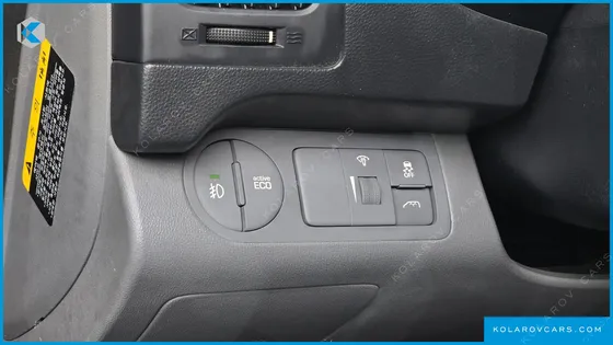 HYUNDAI STAREX VAN 5-SEATER