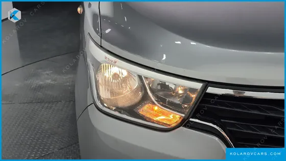 HYUNDAI STAREX VAN 5-SEATER