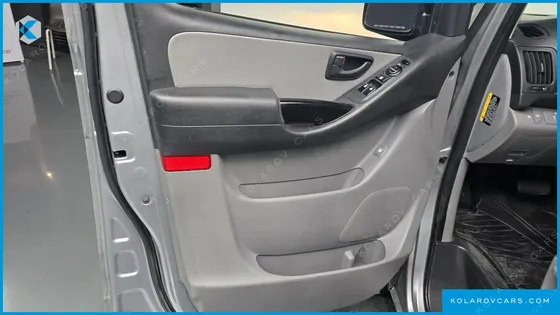 HYUNDAI STAREX VAN 5-SEATER