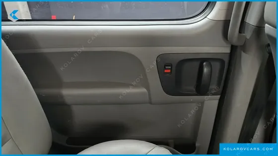 HYUNDAI STAREX VAN 5-SEATER