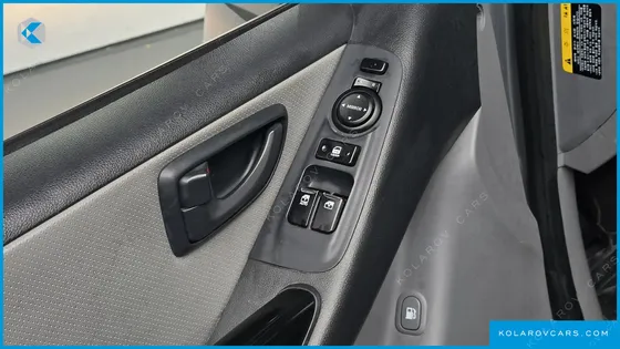 HYUNDAI STAREX VAN 5-SEATER